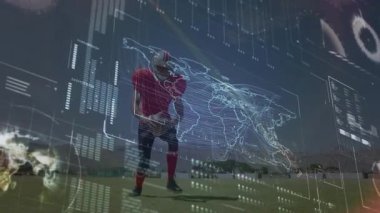 Futbolcu kırmızı kaskla topa vuruyor, spor teknolojisini veri tabloları ve dünya haritasıyla gösteriyor. Sporcu, spor analitiği, teknoloji, açık hava, enerji, hareket, fütüristik