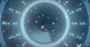 UI tasarımcısı, segmentli halka kavisleri ve ok işaretleyicileri göstererek, teknolojik HUD arayüzü ile etkileşime giriyor. Fütürist, sibernetik, dijital, arayüz, teknoloji, kontrol paneli, şematik