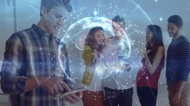 Teknoloji ekibi modern ofisteki ağ verilerini analiz ediyor, dijital holografik küreyi gösteriyor. İşbirliği, yenilik, fütüristik, veri görselleştirme, takım çalışması, dijital arayüz, modern çalışma alanı