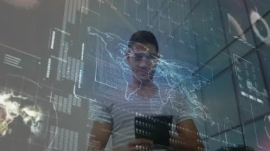 Modern teknoloji laboratuvarında elinde tablet tutan adam, yüzen veri akışlarıyla holografik dünya haritası çıkarıyor. Futuristik, teknoloji, yenilik, dijital, veri, arayüz, modern