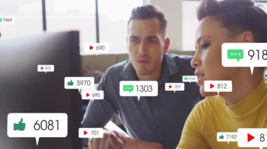 İş adamları, yorum simgeleri gibi havada süzülen ekranda sosyal analizleri analiz ediyorlar. Şirket, takım çalışması, dijital, yenilik, veri, işbirliği, modern