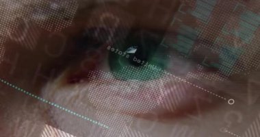 Biyometrik göz tarama haritası holografik çubuk çizelgeleri ve alfanumerik kodları gösterirken üstüste konur. Gelecek, teknoloji, arayüz, siber, veri, yenilik, dijital