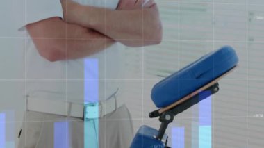 İş analisti ofiste kollarını kavuşturuyor, yüzen dijital bar çizelgeleri ve çizgi grafikleri gösteriyor. Teknoloji, veri görselleştirme, ön panel, dijital arayüz, finans, yenilik, analitik