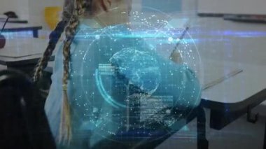 Öğretmen kırmızı elmayı ağ ve kod kaplamalı sunarken sınıf masasında oturan kız. Eğitim, öğrenme, teknoloji, dijital, işbirliği, gençlik, yenilik