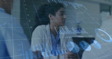 Doktor hasta verilerini tablet üzerinde sunarken çizelgeler ve pasta grafikleri takımın etrafında yüzüyor. Tıbbi, takım çalışması, analitik, profesyonel, veri odaklı, modern, sağlık hizmetleri