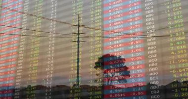 Borsa verileri alacakaranlık manzarasını, kule silueti ve renkli sayılarla örtüşüyor. Finansal, teknoloji, dijital, endüstri, açık hava, analitik, yenilikçi