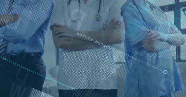 Kolları çapraz duran üç tıp uzmanı harita kaplamalı holografik verileri analiz ediyorlar. Tıbbi ekip, sağlık, yenilik, analitik, dijital arayüz, işbirliği, klinik