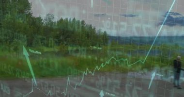 Yürüyüş yapan yaşlı yürüyüşçü sakin nehir kıyısında yürüyüş direklerini ve finans grafiklerini gösteriyor. Macera, sağlık, keşif, açık hava, canlılık, eko, doğa.