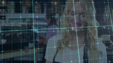 Perakende eczanesinde tezgahta duran sarışın kadın, raflarla kaplanmış deniz mavisi ızgaraları sergiliyor. Sağlık, perakende, teknoloji, profesyonellik, cephe, hizmet, modern