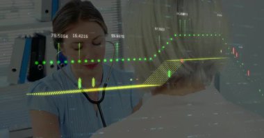 Klinikteki hastaya steteskop kullanan kadın doktor. Üzerinde animasyon veri grafikleri var. Tıbbi, sağlık, klinik, teşhis, profesyonellik, teknoloji, muayene