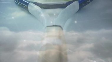 Tenis raketi başlığı yeşil topları parlayan ağ çizgileri üzerinde yüzer halde gösteriyor. Spor, teknoloji, fütüristik, atletik, dijital, yenilik, soyut