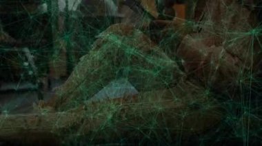 Dişi kaynakçı imalat katında diz çöküp kaynak makinesini çalıştırarak ağ örtüsü oluşturuyor. Sanayi, zanaat, yenilik, güvenlik, kesinlik, teknoloji, imalat