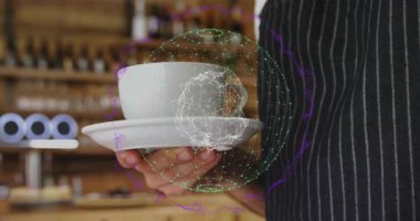 Kahve barında kahve fincanı sunan barista, artırılmış gerçeklik teli kaplaması gösteriyor. Fütürist, minimalist, teknoloji, konukseverlik, profesyonel, enerjik, yenilikçi