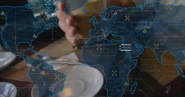 Olgun bir adam ev ofisinde akıllı telefon tutuyor, işaretleyicilerle teknolojik veri haritası arayüzü gösteriyor. Teknoloji, veri görselleştirme, dijital arayüz, bağlantı, çalışma alanı, yenilik, modern