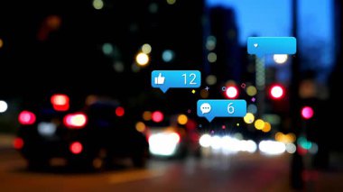 Şehir gece sokağının üzerinde yüzen sosyal medya simgeleri, parlak mavi takipçi yorumlarını gösteriyor. Dijital, angajman, modern, canlı, bağlantı, kentsel, teknoloji