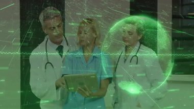 Klinikte yeşil holografik veri örtüşmesi gösteren tableti inceleyen üç tıbbi personel var. Sağlık, teknoloji, yenilik, işbirliği, fütürizm, tıbbi, dijital