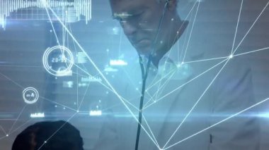 Erkek doktor, kız hasta göğsüne steteskop yerleştiriyor. Holografik kaplamayla. Medikal, telehealth, futuristik, dijital, sağlık, yenilik, pediatrik