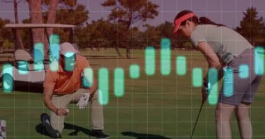 Adam diz çökmüş golf topu yerleştiriyor, kadın yeşile vurmaya hazırlanıyor AR veri çubuklarını gösteriyor, şebeke örtüsü var. Atletik, boş zaman, açık hava, rekabet, teknoloji, görselleştirme, zarif