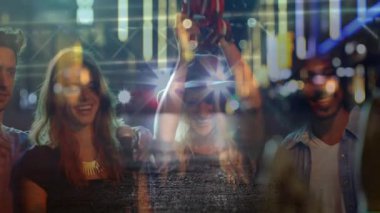 Grup üyeleri, animasyon mikrofon ikonu ve spot ışıkları grafikleriyle konser sahnesinde müzik çalıyorlar. Eğlence, canlı performans, müzikal, canlı, dinamik, sahne, uyum