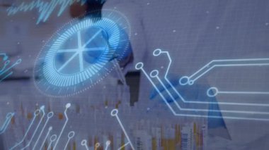 Fen laboratuvarında pipeti tutan kadın bilim adamı test tüpleriyle dijital HUD grafiklerini gösteriyor. Laboratuvar, bilim, yenilik, teknoloji, araştırma, deney, fütüristik