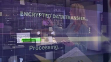 Modern ofisteki cam tahtaya şifreli veri transferi kaplaması gösteren kadın veri analisti. Teknoloji, yenilik, işbirliği, analitik, dijital, geleceksel, çalışma alanı