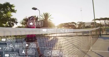 Tenis kortunda kutlanan bayan tenisçi, pazarlama için sosyal medya istatistikleri gösteriyor. Atletik, kutlama, açık hava, canlı, rekabet, fitness, dinamik