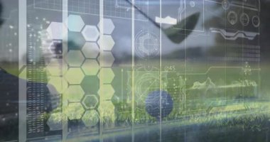 Manikürlü çimlerin üzerinde oturan golf topu, dijital spor teknolojisi HUD 'nin altıgen panellerle örtüldüğünü gösteriyor. Spor, teknoloji, kesinlik, açık hava, yenilik, performans, fütüristik