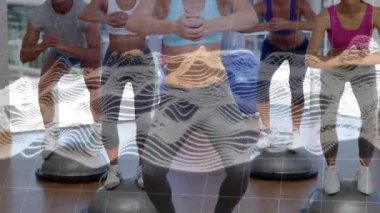 Grup modern fitness stüdyosunda egzersiz topu ve dijital dalga örtüsüyle çömelme performansı sergiliyor. Spor salonu, sağlık, hareket, teknoloji, kentsel, aktif, çağdaş