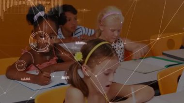 İlkokul öğrencileri notlar ve dijital ağ grafikleri göstererek sınıfta yazıyor. Eğitim, öğrenim, sınıf, yenilik, işbirliği, gençlik, teknoloji