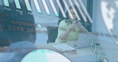 Sarı bluz giyen bir kadın iş toplantısını yönetiyor ve animasyon grafikleri gösteriyor. Profesyonel, kurumsal, işbirlikçi, modern, iletişim, üretkenlik, takım çalışması