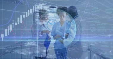 Hastane salonundaki tableti inceleyen tıbbi ekip holografik dünya grafikleri ve ikili kodları gösteriyor. Sağlık, işbirliği, teknoloji, yenilik, tıbbi, analiz, dijital