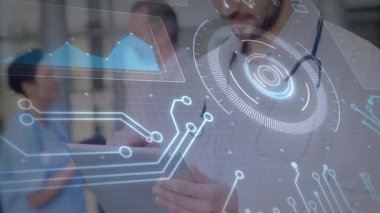 Holografik HUD verilerini inceleyen erkek doktor, çizelge ve stetoskop gösteriyor. Gelecek, teknoloji, sağlık, yenilik, profesyonellik, klinik, dijital