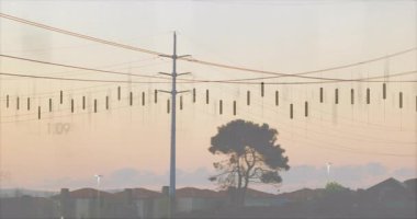 Düz dizaynlı elektrik hatları ve çatılar ile alacakaranlık silueti arasında duran kule. Altyapı, elektrik şebekesi, kentsel, endüstriyel, günbatımı, siluet, ölçüm