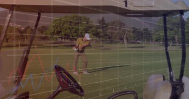 Golf arabasında golf sopasını sallayan olgun bir adam, finans çizelgeleriyle birlikte yüzdeleri canlandırıyor. Atletik, boş zaman, açık hava, kurumsal, profesyonel, minimalist, dinamik