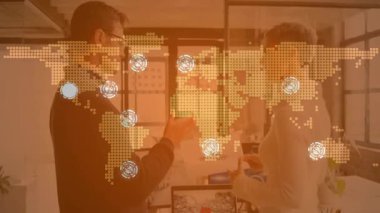 Ofisteki tablette iş verilerini inceleyen iki uzman ve animasyon ağ düğümleri üst üste biniyor. Şirket, takım çalışması, dijital, teknoloji, ağ oluşturma, modernite, işbirliği