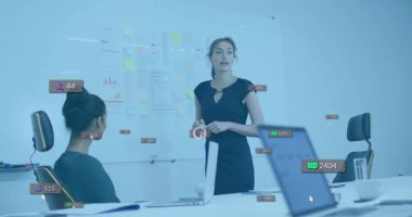 İş toplantısında cam beyaz tahtada sunan, yüzen nişan ikonları sergileyen bir kadın. Profesyonel, işbirliği, takım çalışması, modern, dijital, analitik, atölye