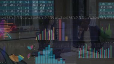 Finans ofisinde iki profesyonel toplantı, bar, hat ve turta grafikleri dizüstü bilgisayar ekranında. İş, işbirliği, veri görselleştirme, analiz, strateji, kurumsal, takım çalışması