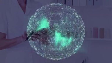 Ofis rafları arasında tableti inceleyen, teknoloji ağını gösteren kadın bağlantı verilerini üst üste koyuyor. Teknoloji, bağlantı, yenilik, veri, fütüristik, profesyonel, dijital