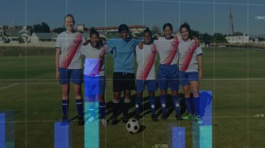 Spor verileri için kollarını açık alanda birleştiren bayan futbolcular dünya haritası kaplamaları sergiliyorlar. Atletizm, takım çalışması, dayanıklılık, açık hava, canlı, yoldaşlık, egzersiz