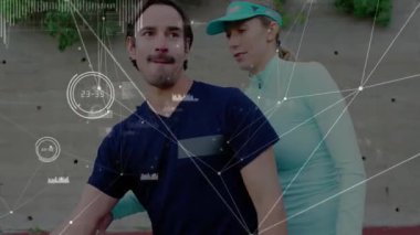 Tenis koçu, stajyer raketi şehir tenis duvarında ayarlıyor, ağ veri tablolarını örtüyor. Atletik, akıl hocalığı, açık hava, modern, fitness, eğitim, dijital