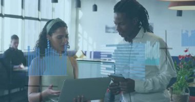 Kadın ve erkek profesyoneller, modern ofisteki iş verilerini veri örtüsüyle birlikte tablet üzerinde gözden geçiriyorlar. İşbirliği, teknoloji, yenilik, çalışma alanı, iletişim, modern, profesyonel