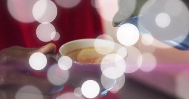 Kahve dükkanının el sıkıştırıcı bardağı paslanmaz sürahisinden pembe bokeh ile kahve dolduruyor. Barista, içecek, minimalizm, sıcaklık, el işi, ambiyans, zarafet