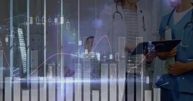 Hastane koridorunda tableti inceleyen sağlık ekibi, bar çizelgeleri ve şamdan kaplamalarıyla. Tıbbi personel, işbirliği, modern mimari, veri görselleştirme, sağlık teknolojisi, profesyonel takım çalışması, klinik çevre