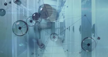 Server koridoru, raflar ve düğümlerle serin mavi 3D görüntüleme ile dijital ağı gösteriyor. Teknoloji, bağlantı, yenilik, veri, altyapı, siber uzay, fütürist