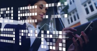 İş kadını akıllı telefonu araç yolcusu olarak kontrol ediyor. Mali veri tablosu örtüşüyor. Teknoloji, finans, veri görselleştirme, kentsel, profesyonel, modern, iş