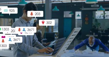 Modern ofiste işbirliği yapan pazarlama ekibi kalpler gibi yüzen yorumları paylaşıyor. Ofis, takım çalışması, işbirliği, teknoloji, modern tasarım, yaratıcı çalışma alanı, üretkenlik