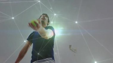 Adam içeride tenis raketi kaldırıyor, parlayan ağ hatlarını gösteriyor ve teknoloji teması için lens parlıyor. Sporcu, spor, dijital, gelecekçi, teknoloji, hareket, enerji