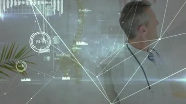 Erkek doktor teletıp verilerini analiz ediyor, holografik çizelgeler ve ağ düğümleri gösteriyor. Tıbbi, teknoloji, yenilik, sağlık, dijital, analitik, profesyonel