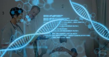 Doktor ve hemşire muayene odasında, holografik DNA çift sarmal genetik verileri gösteriyor. Tıbbi, sağlık, araştırma, biyoteknoloji, analiz, yenilik, bilimsel