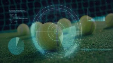 Yeşil bölgeye dağılan sarı tenis topları, radar örtüsü artı turta ve bar tablosu verilerini gösteriyor. Spor ekipmanları, veri analizi, görselleştirme, dijital arayüz, rekabetçi, atletik, modern tasarım